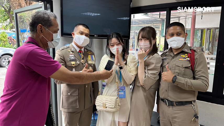 นักท่องเที่ยวสาวญี่ปุ่นปลื้มตร.ไทยช่วยประสานตามโทรศัพท์ที่ลืมบนรถแท็กซี่คืนมาได้