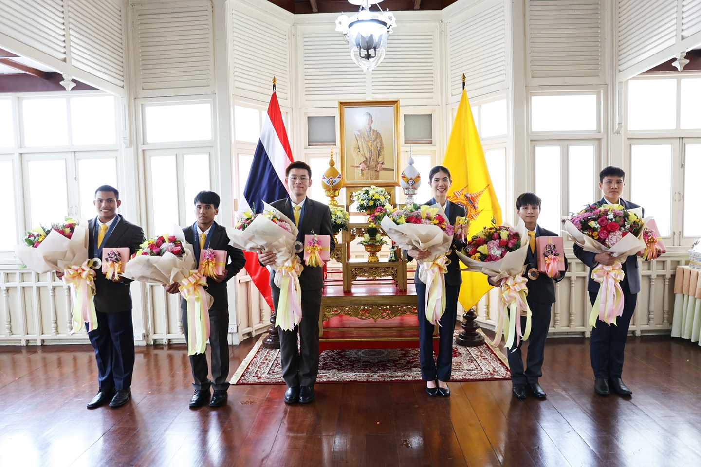 พระเจ้าอยู่หัวพระราชทานของขวัญ ช่อดอกไม้ เป็นกำลังใจทัพโอลิมปิกไทย